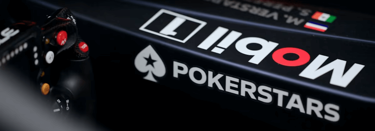 Foto van Red Bull en PokerStars logo op F1 auto