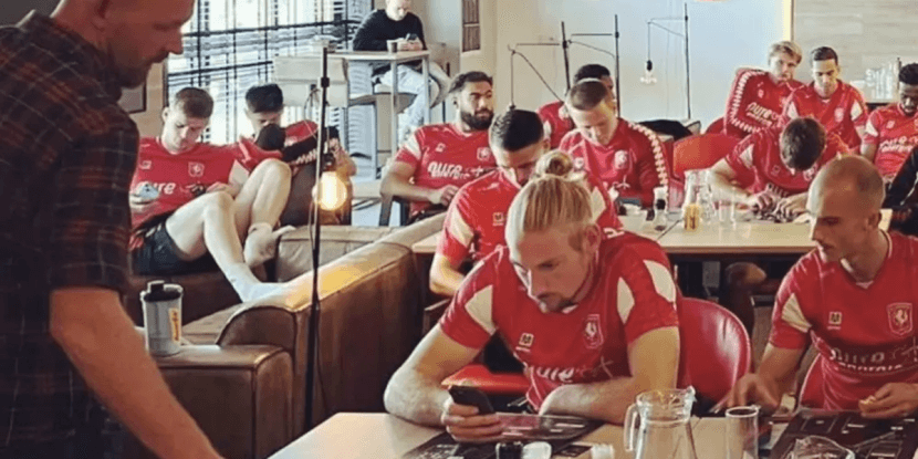 Spelers van FC Twente krijgen uitleg over matchfixing en gokverslaving