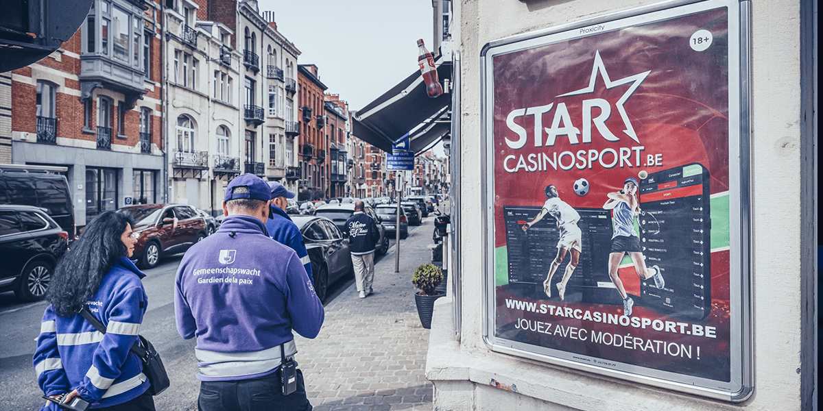 foto van gokreclame poster van star casino op straat in belgie