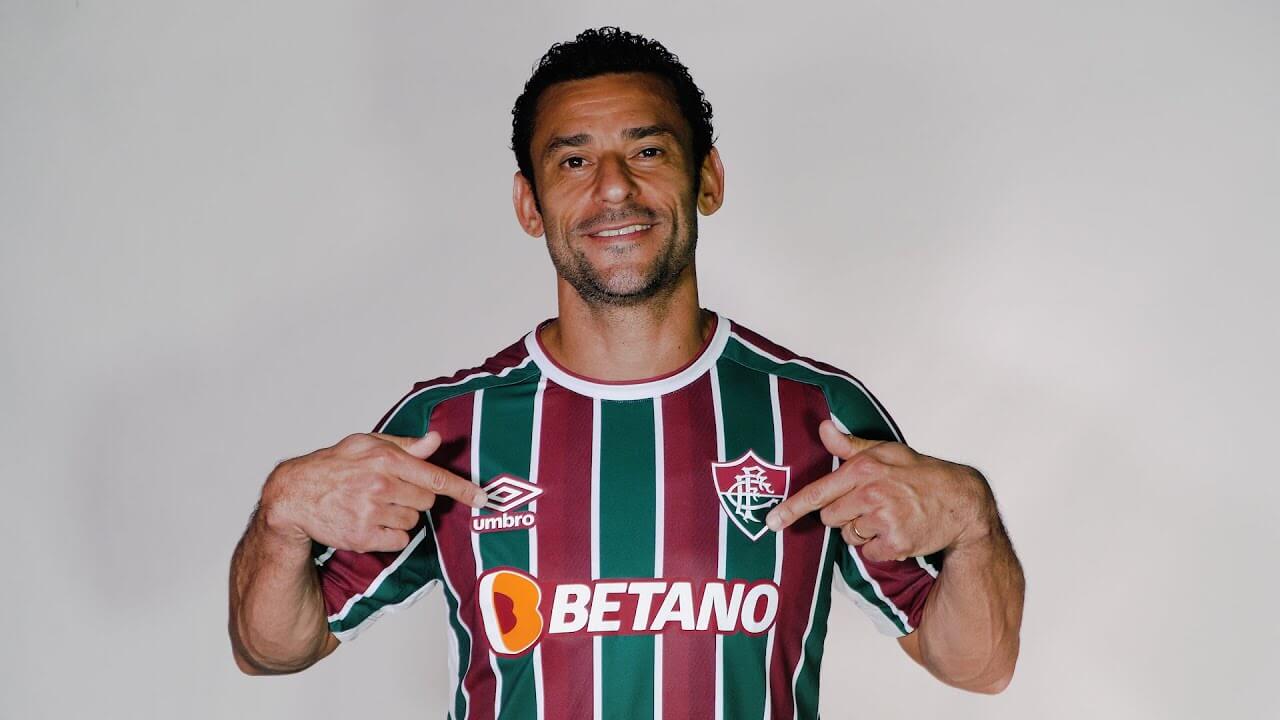 speler van voetbalteam in brazilie met nieuwe sponsor op shirt