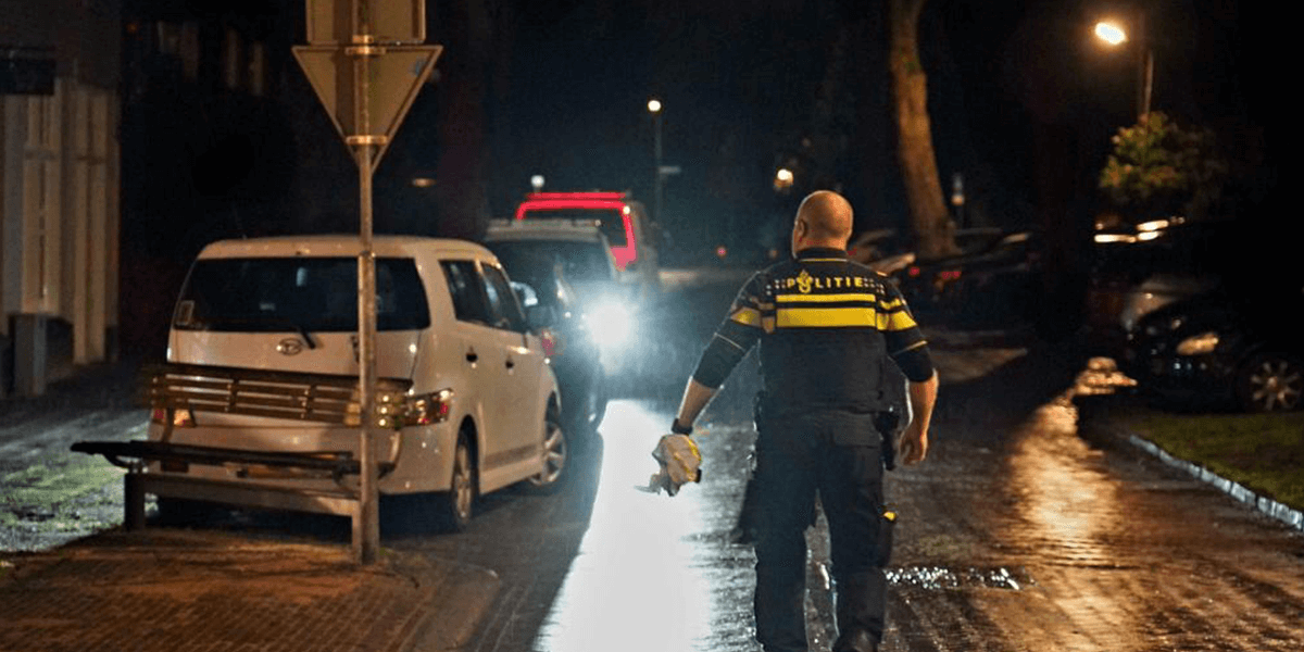 Agent loopt door de straat bij plaats delict
