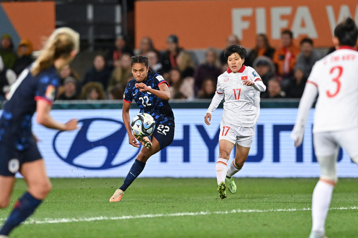 Oranje leeuwin schiet op het doel in de WK wedstrijd tegen Vietnam