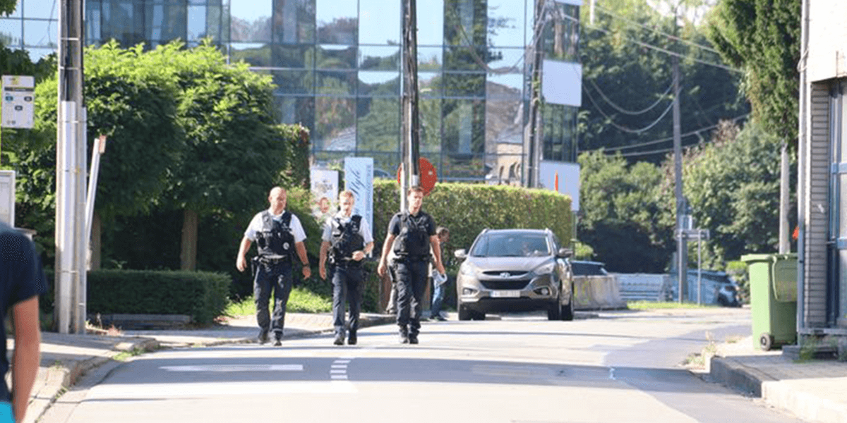 politie mannen lopen door de straat