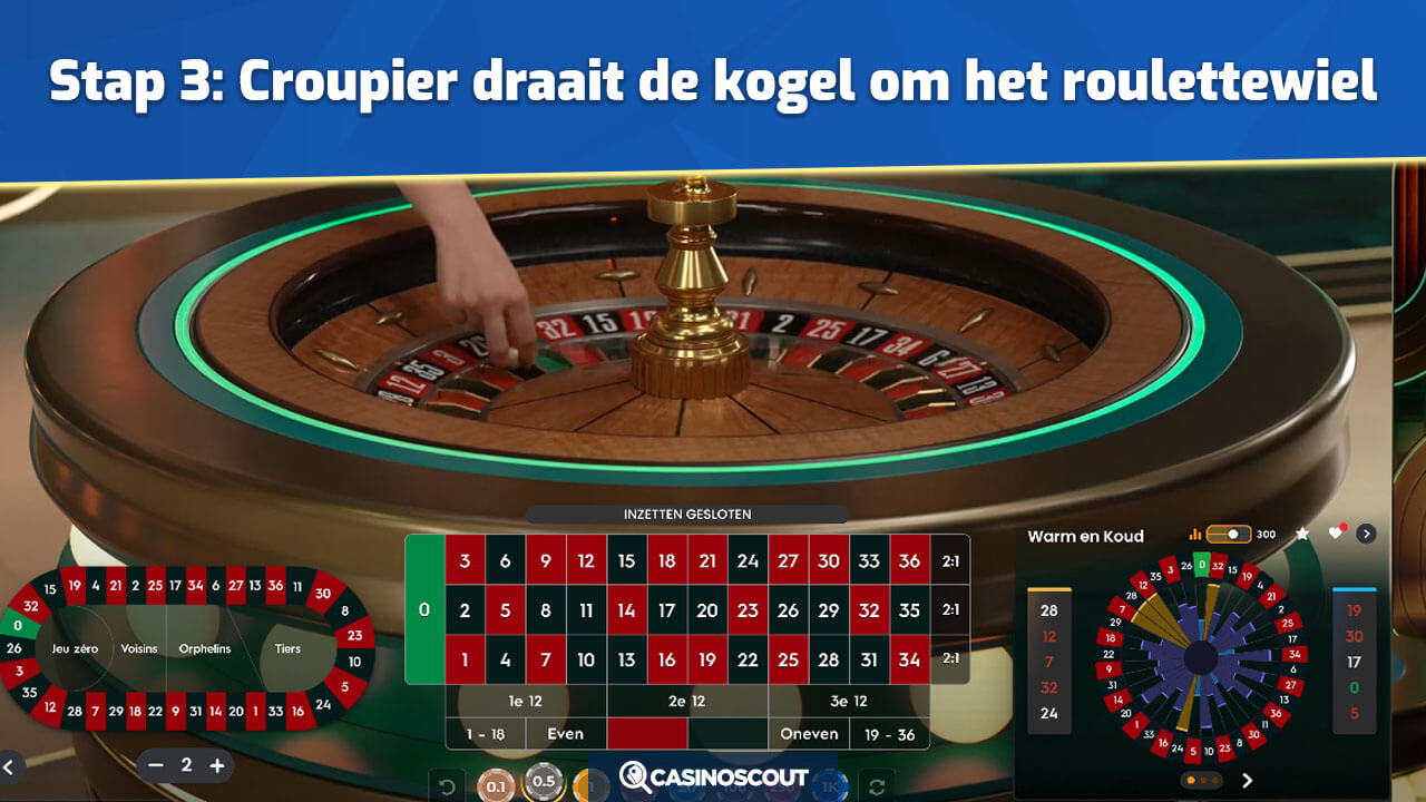 Croupier draait kogel in het roulettewiel